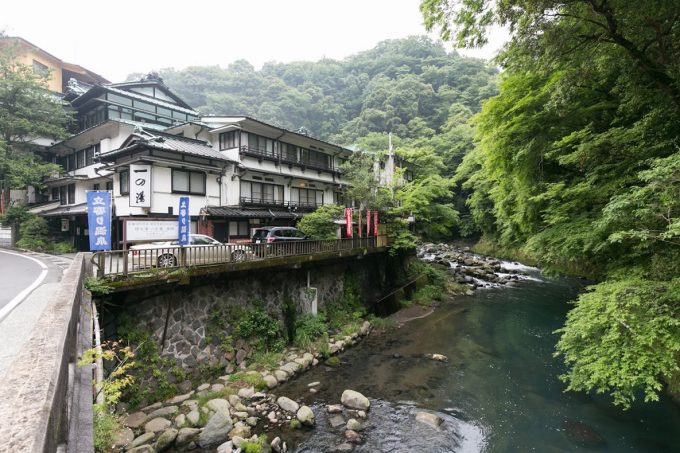 一の湯本館　早川沿い