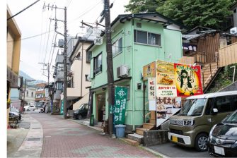 山賊粥看板が目印