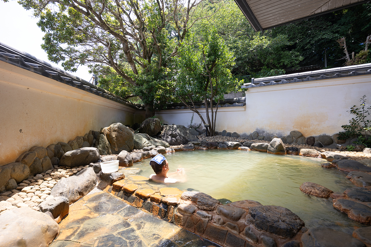 庭園露天風呂を堪能する湯種