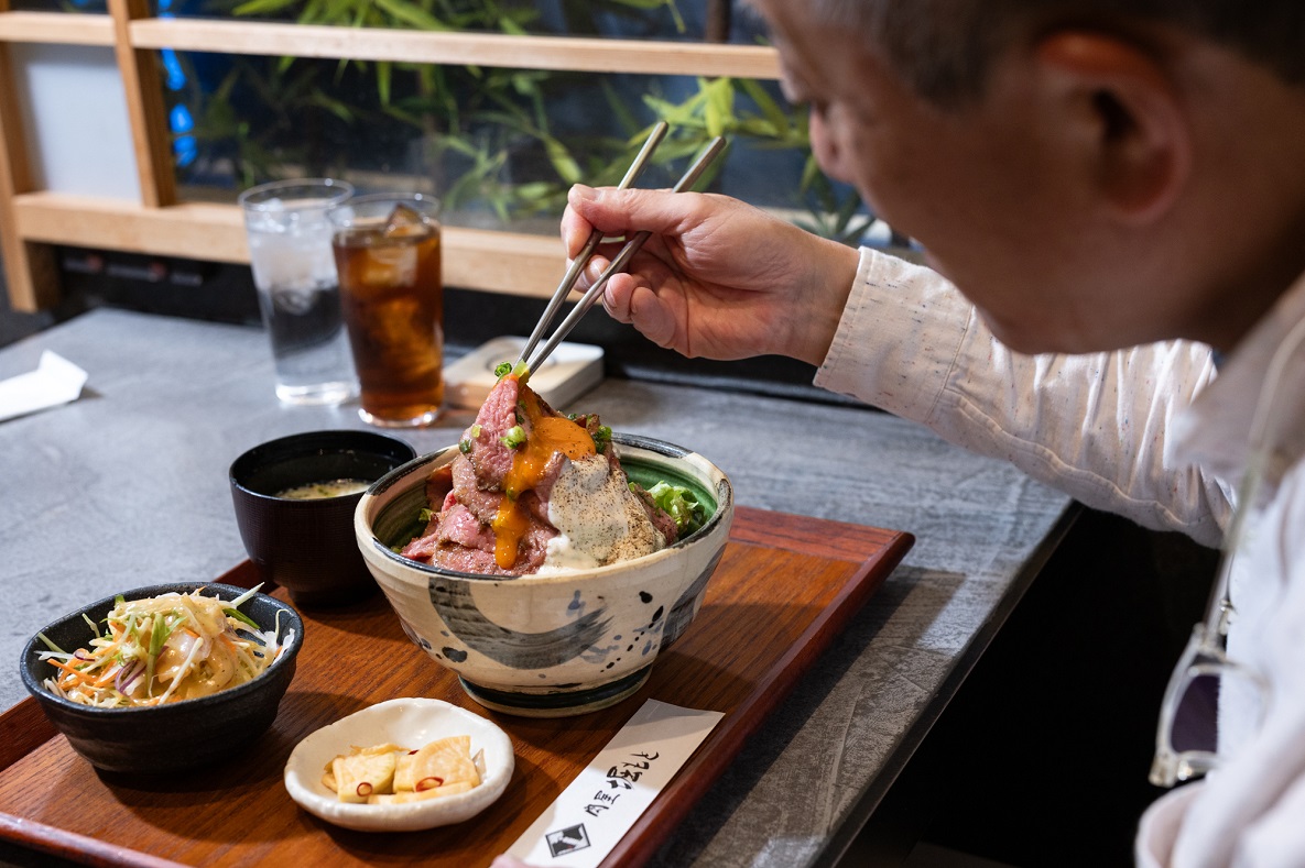 ローストビーフ丼を堪能する湯種