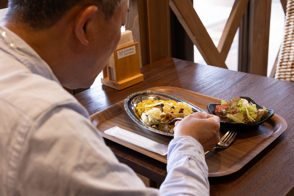 スリランカカレーをいただく井伊湯種