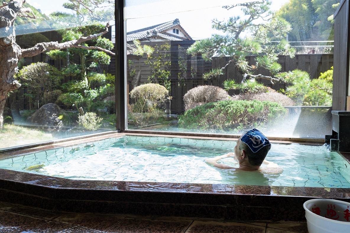 「庭風呂」に浸かる井伊湯種（いいゆだね）