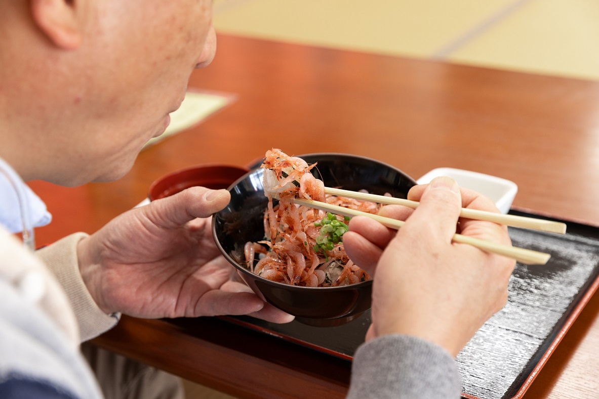 「生桜えび丼」をいただく井伊湯種