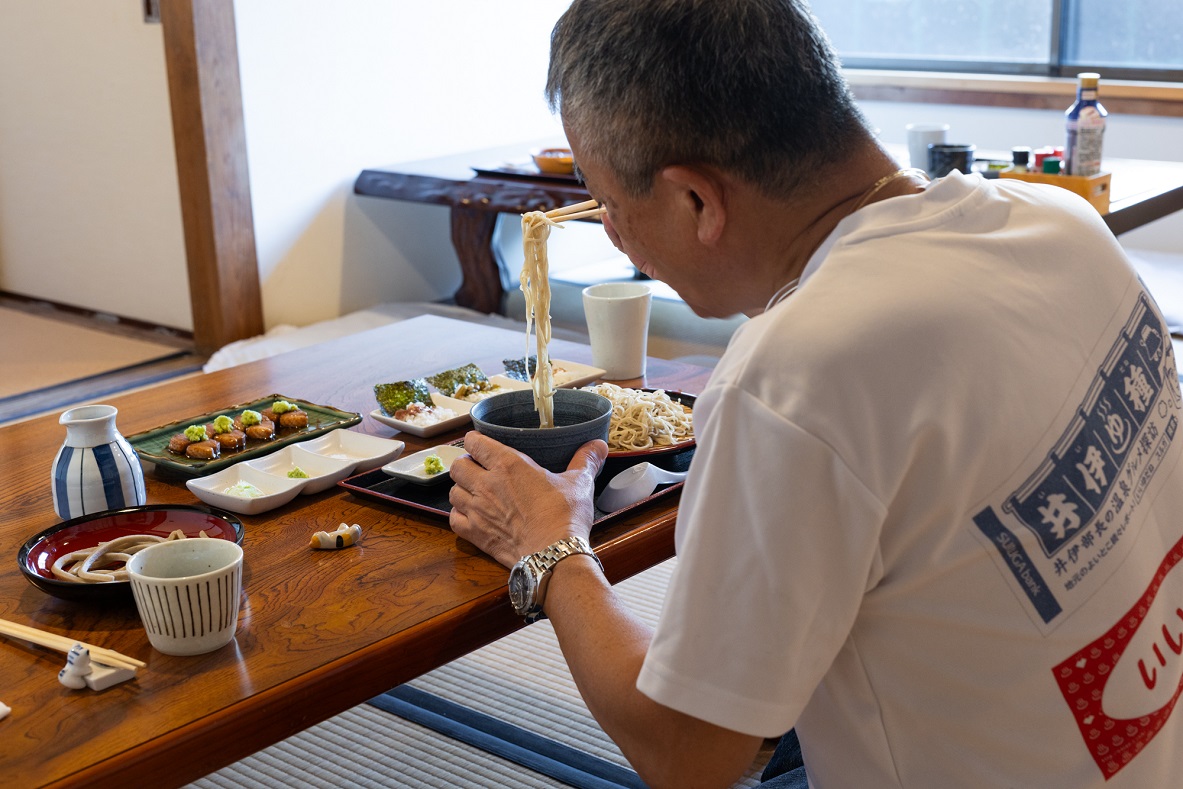 蕎麦を堪能する井伊湯種（いいゆだね）