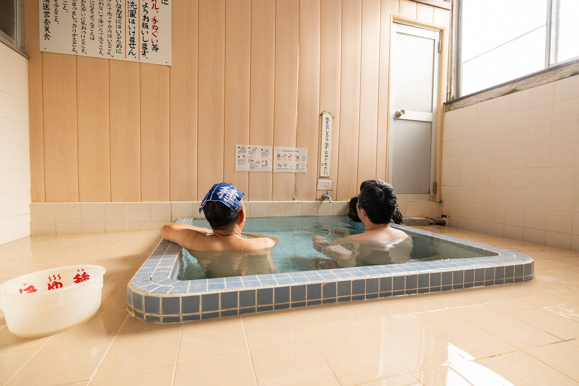 ジモ泉を堪能する井伊湯種(いいゆだね)