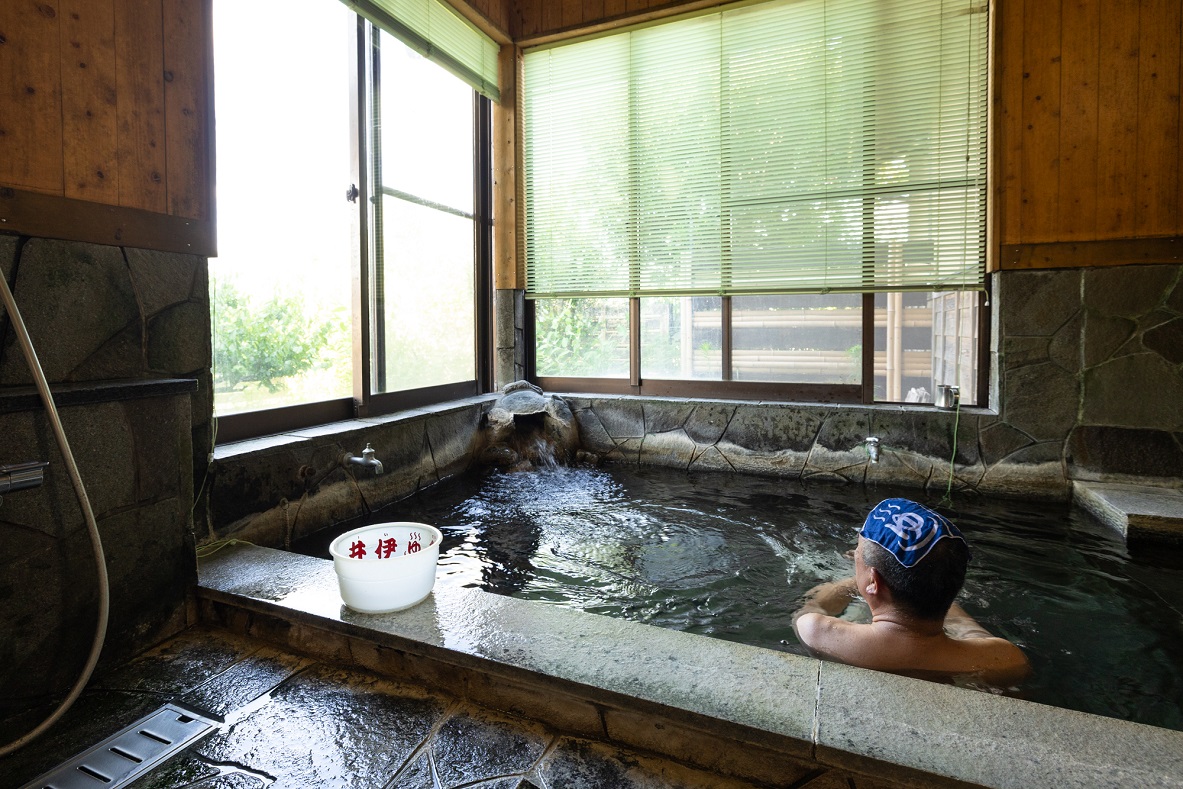 温泉に浸かる井伊湯種 
