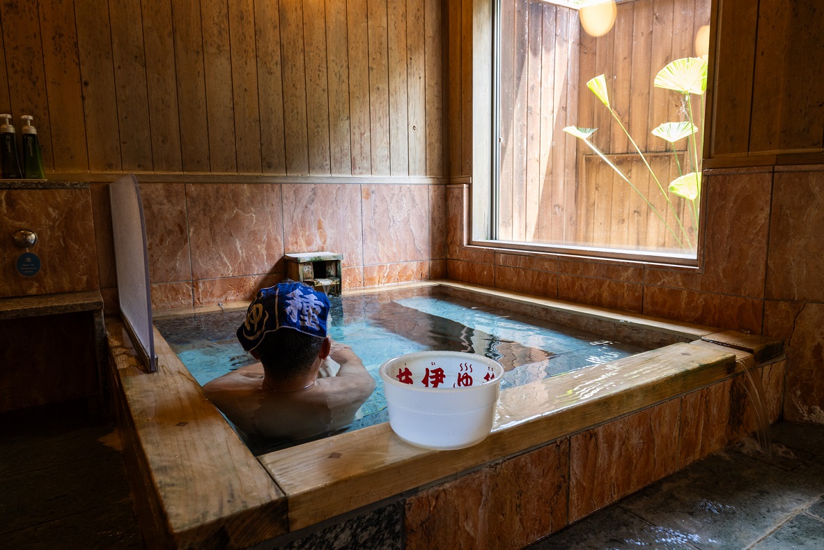 源泉かけ流しの湯を堪能する井伊湯種