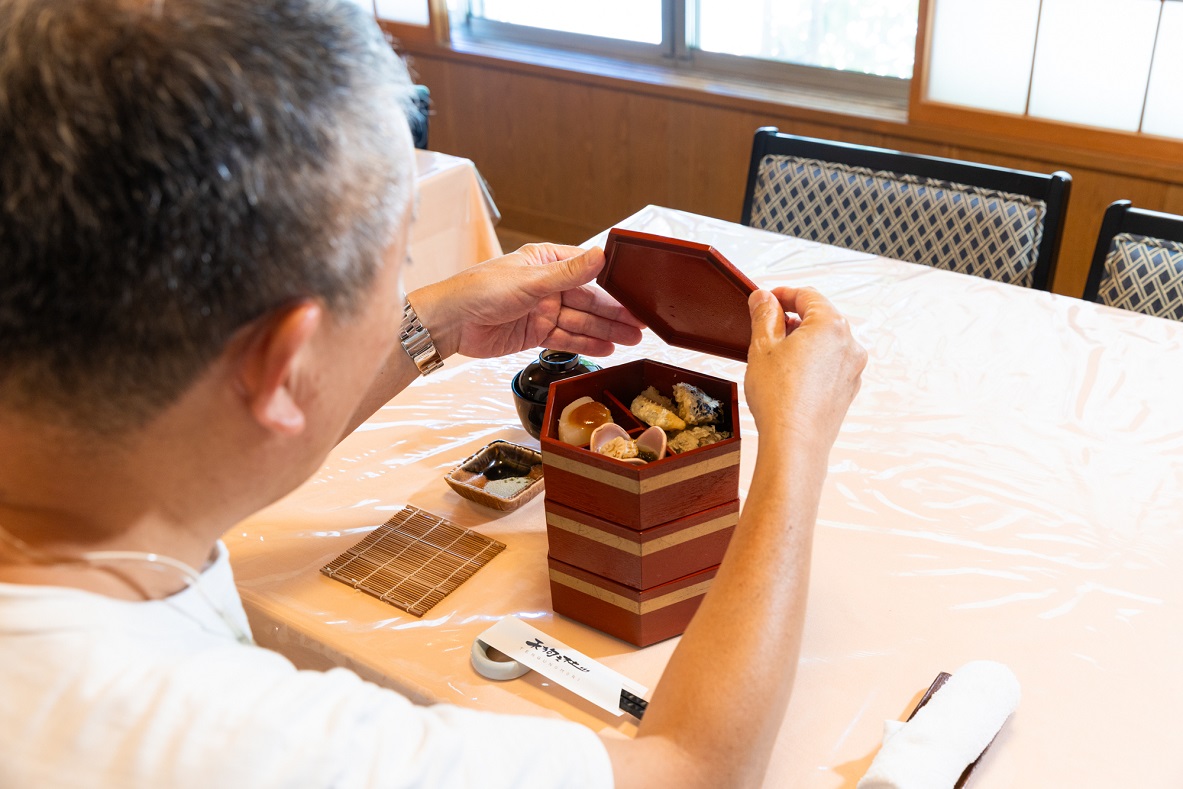 三段重の蓋を開ける井伊湯種