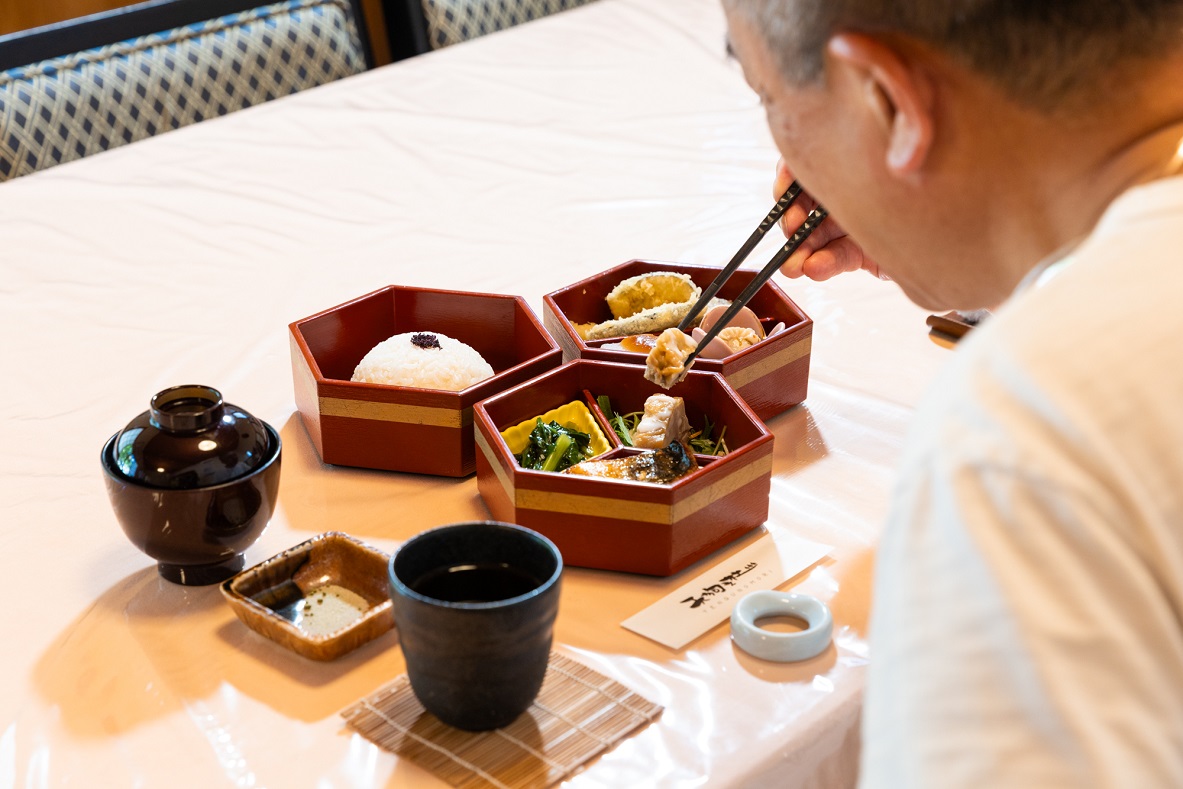 日替わりランチを堪能する井伊湯種