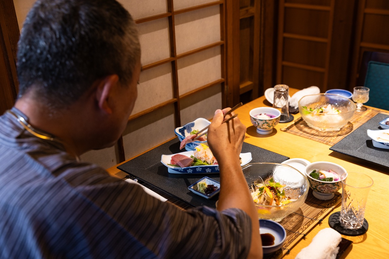脂がのった、厚切りの大トロに感動する井伊湯種