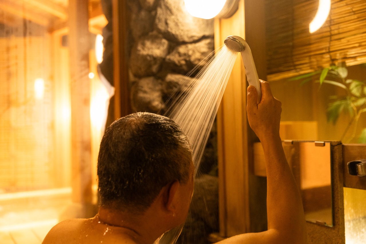 シャワーを堪能する井伊湯種