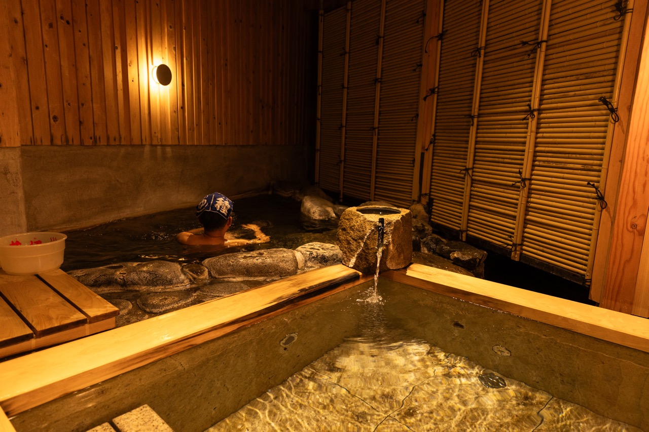 露天風呂に浸かる井伊湯種