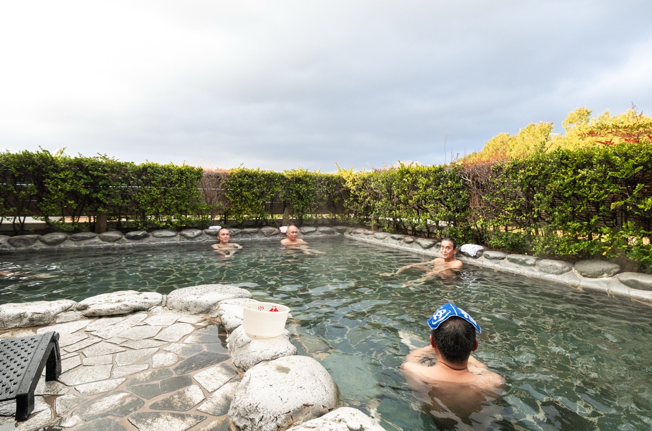 温泉を堪能する井伊湯種