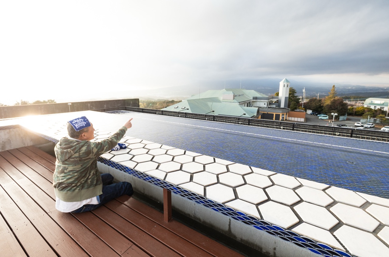 富士山の方向に指差す井伊湯種