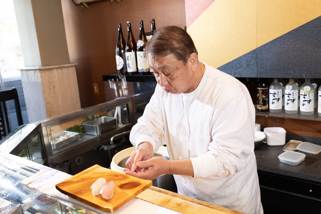 寿司を握る大将