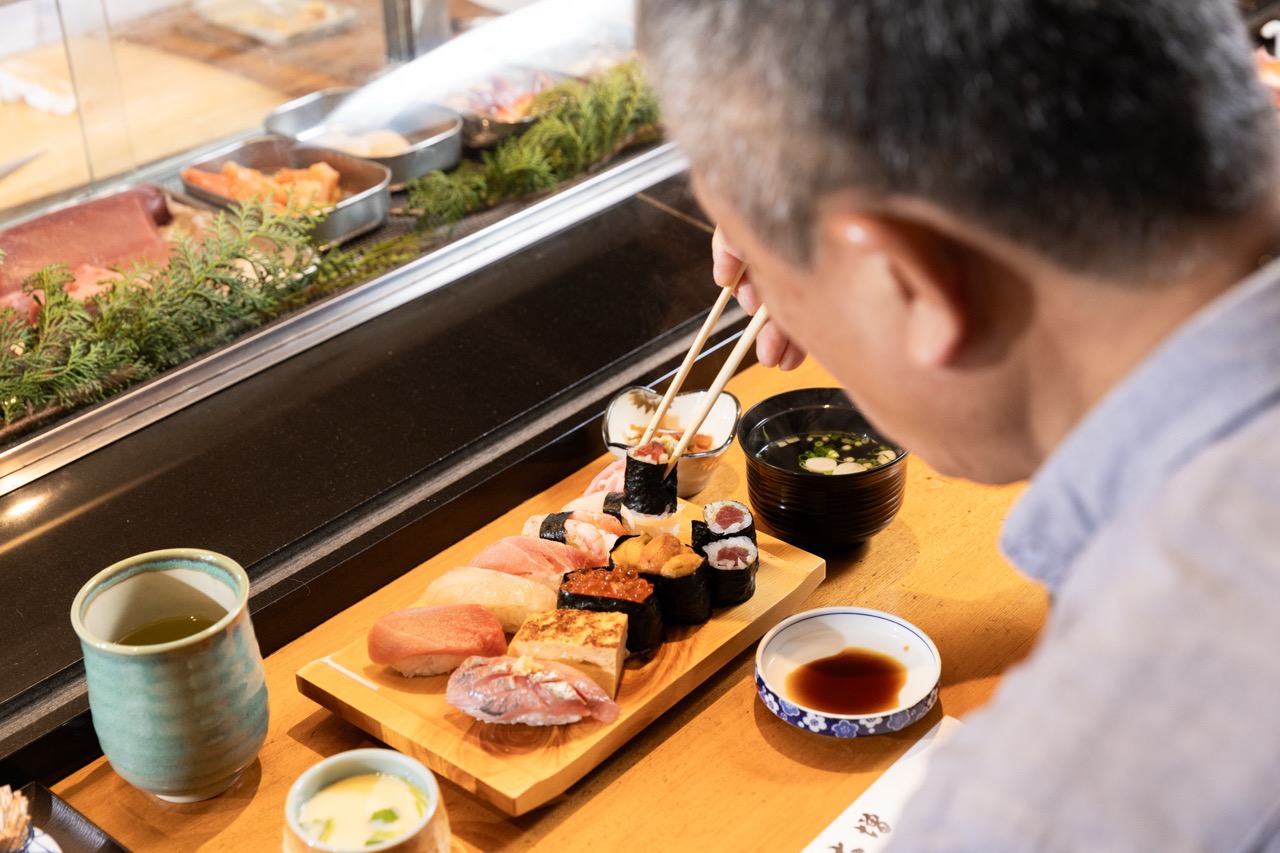 「にぎり寿司（特上）」 を堪能する井伊湯種