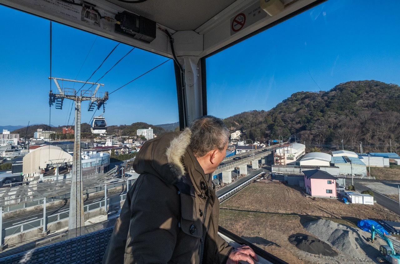 ゴンドラからの景色を見る井伊湯種