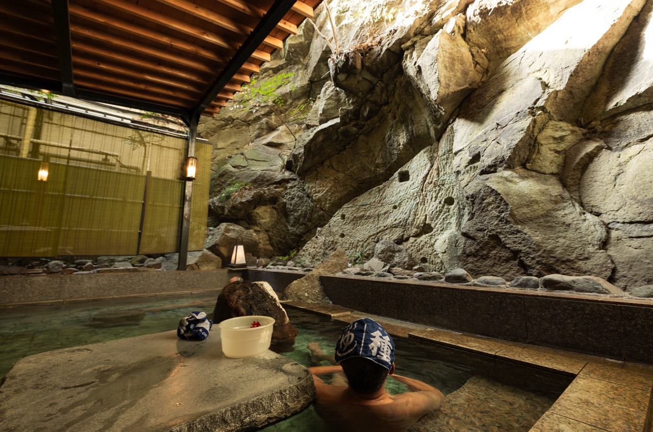 露天風呂を愉しむ井伊湯種