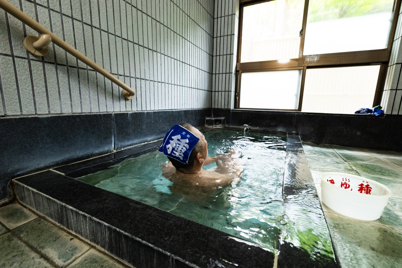 伊豆石の浴槽に浸かる井伊湯種
