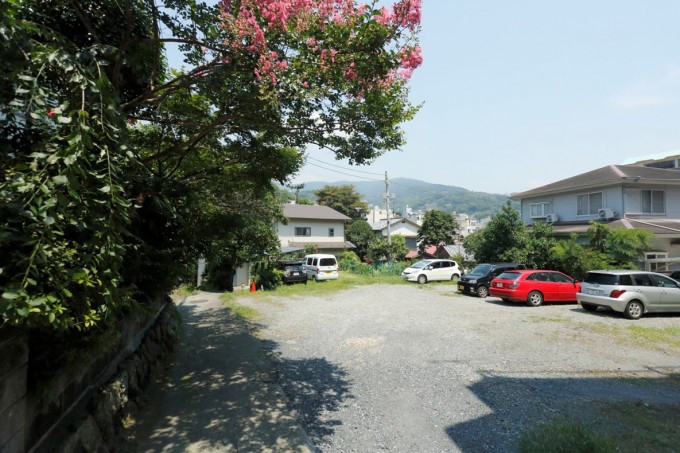 山田湯 右手に空き地(駐車場)