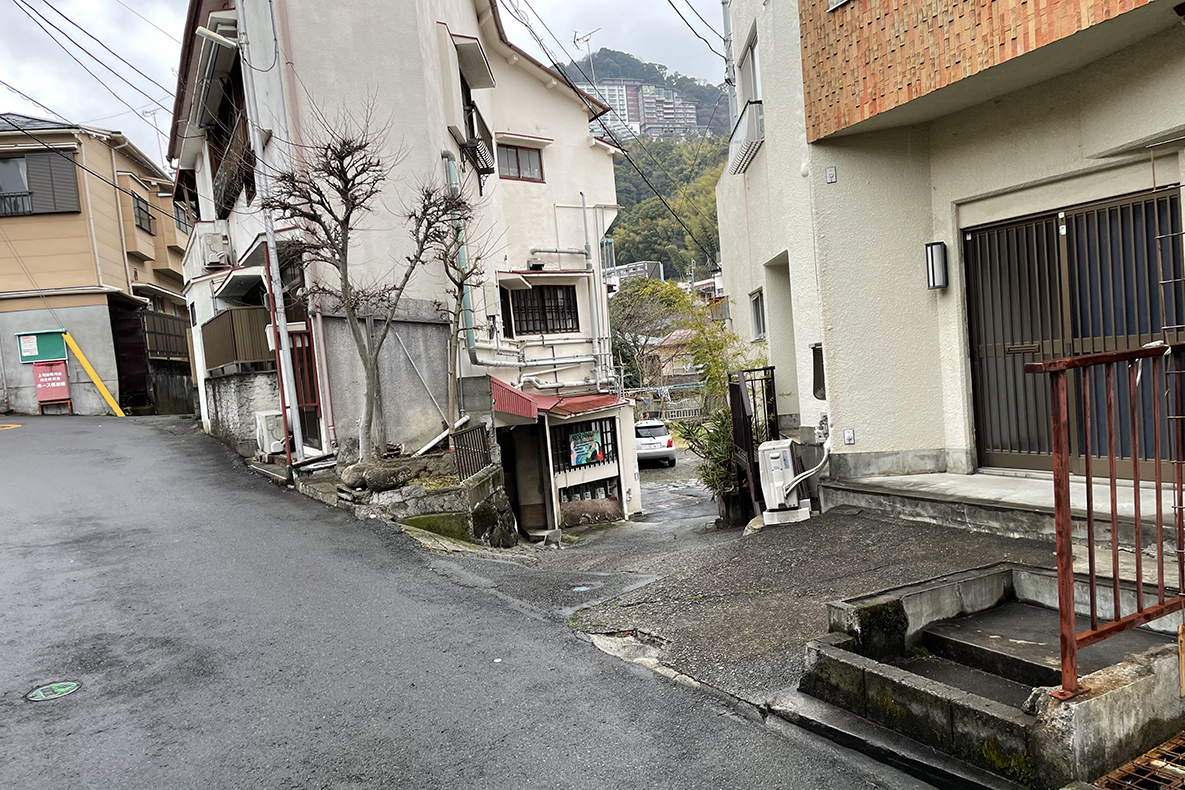 「山田湯」へ下る道。