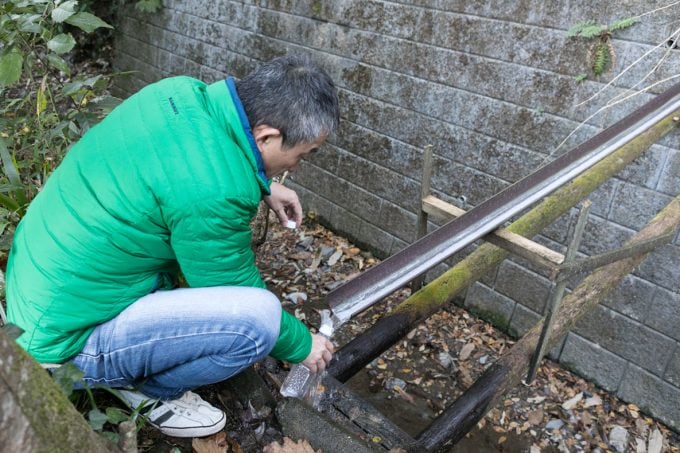 真砂館  源泉を汲む