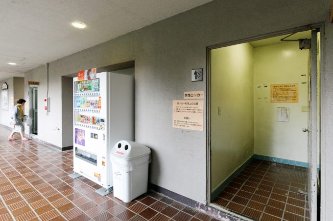 ロッカールーム入口