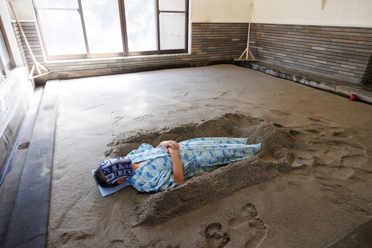 脇に砂を積み上げます