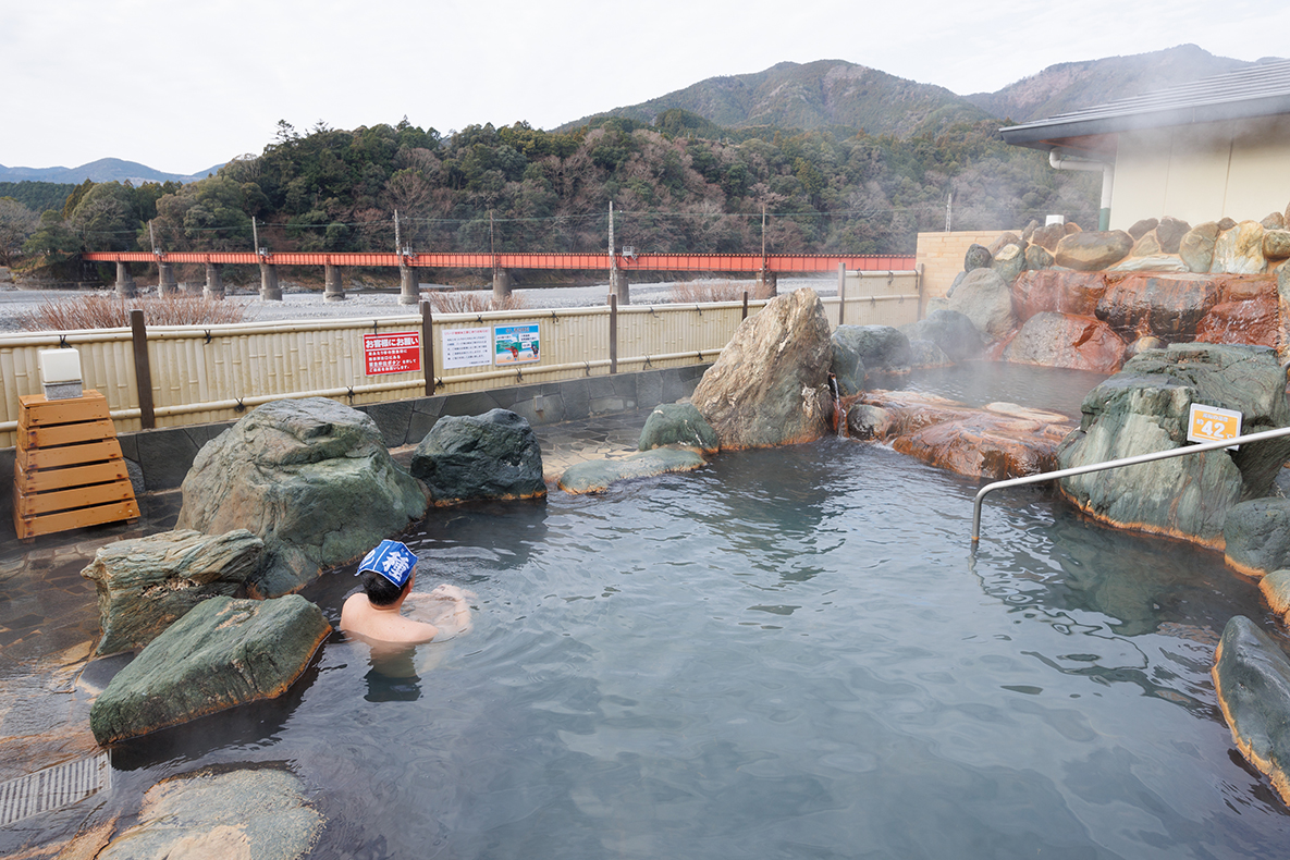 露天風呂を堪能する湯種