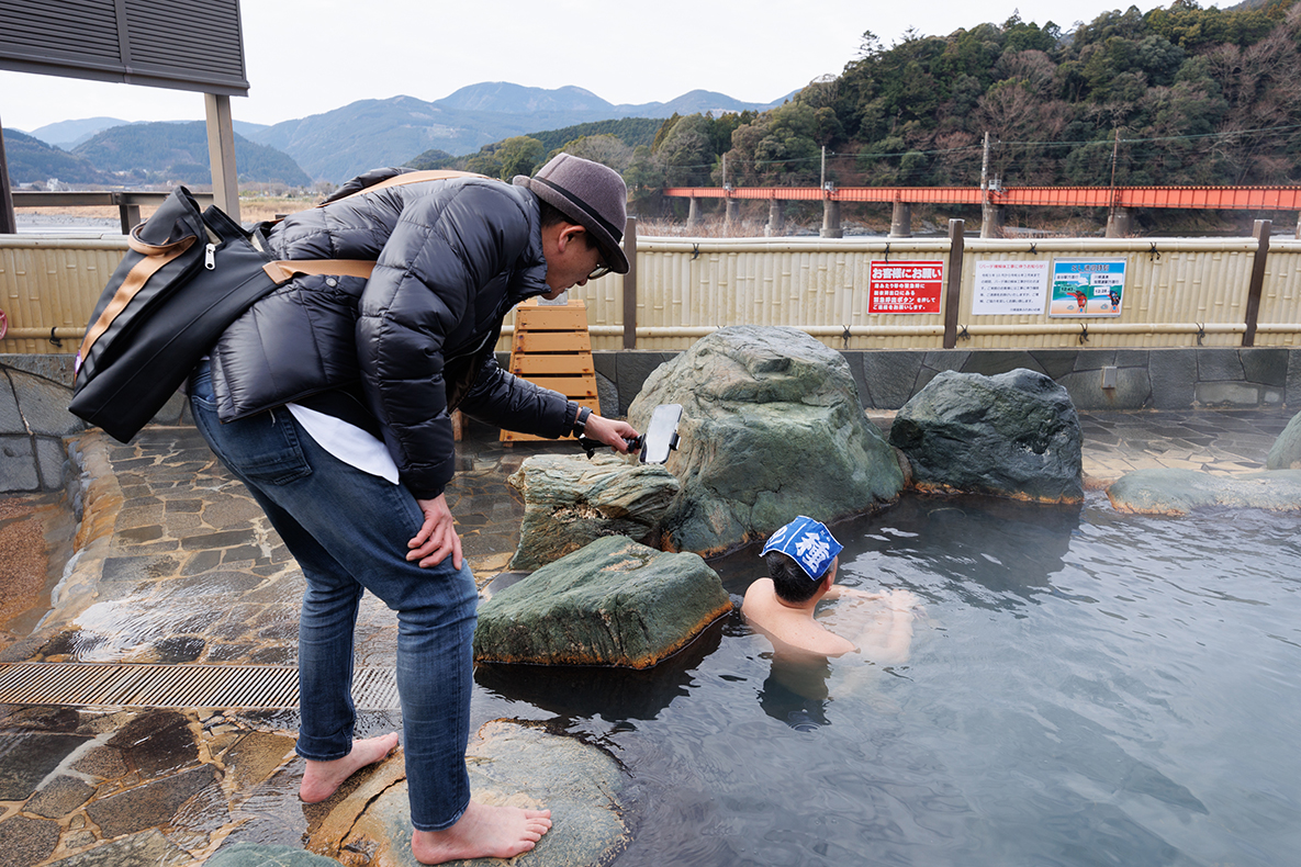 撮影するカメラマン