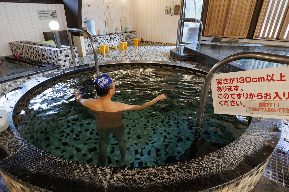 深さ130cmの立ち湯