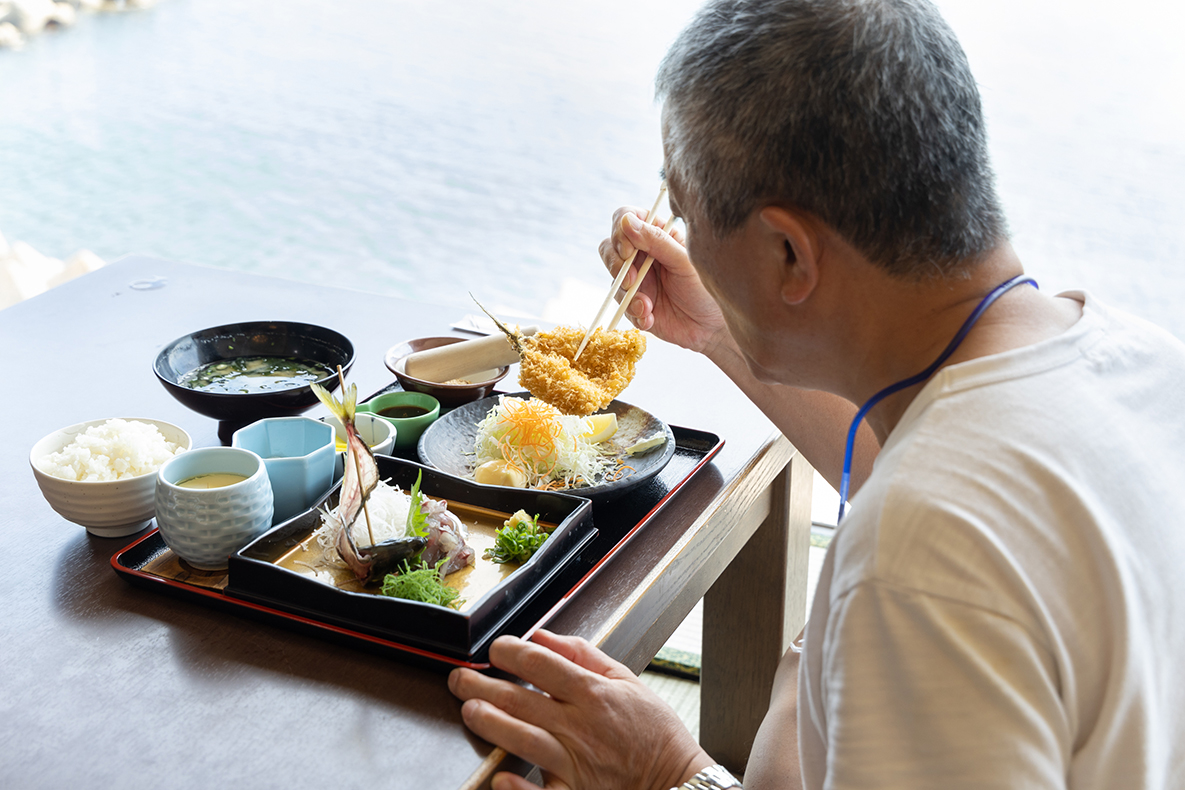 「あじくらべ定食」を堪能する湯種